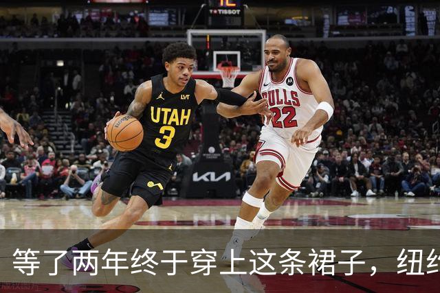 等了两年终于穿上这条裙子，纽约首映礼全场都在看她